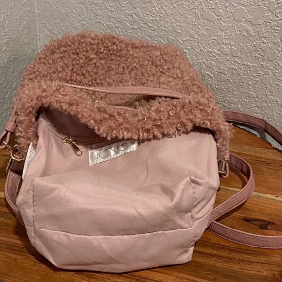 Sherpa Bucket Crossbody Bag - Picture 7 of 7